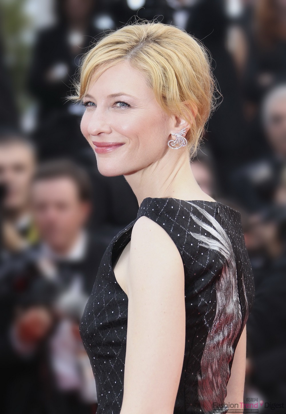 Cate Blanchett穿着 Alexander McQueen 10早秋系列，佩戴Van Cleef & Arpels珠宝 