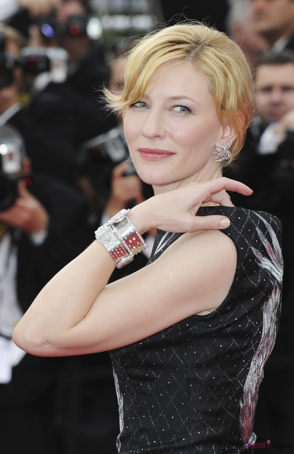 Cate Blanchett穿着 Alexander McQueen 10早秋系列，佩戴Van Cleef & Arpels珠宝 