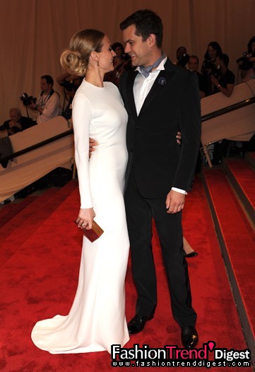 身著Calvin Klein Collection的Diane Kruger 和Joshua Jackson 