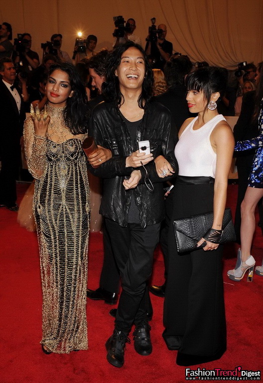 M.I.A.身著Alexander Wang for Gap, Alexander Wang,Zoe Kravitz身著Alexander Wang for Gap佩戴Van Cleef & Arpels和Alexander Wang 