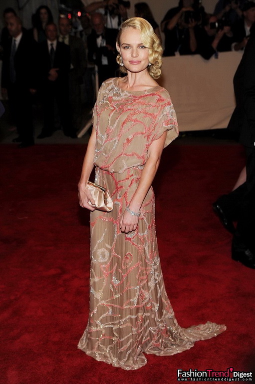 身著Valentino佩戴Van Cleef & Arpels珠寶的Kate Bosworth 