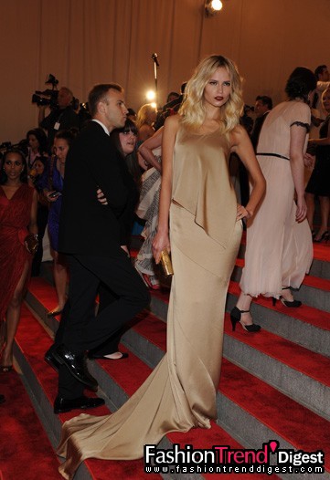身著Michael Kors的Natasha Poly 
