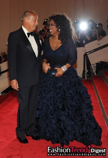 身著Oscar de la Renta定制服裝的Oprah Winfrey 和Oscar de la Renta 