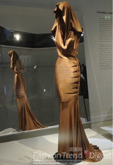 Azzedine Alaia<br>
1984年时装大师Thierry Mugler设计的灵感来源于天使的作品，模特面对4000名观众被悬挂在高空，裙摆仿佛张开的翅膀。1983年Rei Kawakubo的品牌Comme des Garcons接受French TV专访,日本设计师在巴黎的失利范围内打出一片天地。 