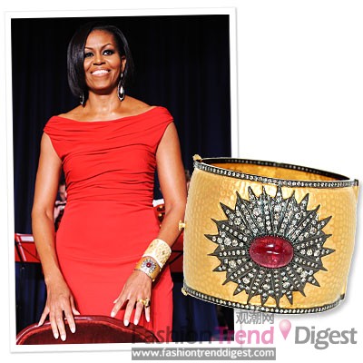 第一夫人米歇尔（Michelle Obama）<br>
配饰：Sutra Jewels 18K金钻石手镯<br>
地点：参加白宫记者招待晚宴<br>
点评：2种同色调的手镯在古铜色肌肤的映衬下变得雍容华贵。<br>
 