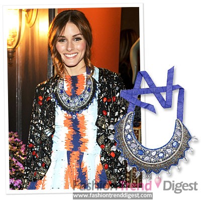 奥利维亚•巴勒莫（Olivia Palermo）<br>
配饰：Olivia Palermo与Roberta Freymann合作设计的蓝色丝绸亮片项链<br>
地点：参加Roberta Freymann的作品展<br>
点评：民族风格的丝绸项链完美的碰撞同样质地的连衣裙。<br>
 