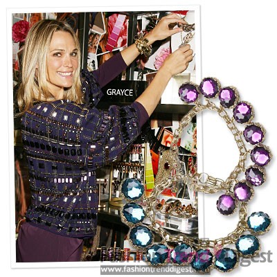 莫莉-西姆斯（Molly Sims）<br>
配饰：Grayce by Molly Sims水晶手链<br>
地点：采访Henri Bendel pop-up 店铺<br>
点评：粉色和宝蓝色水晶手链交织在一起，单调的手腕变得如此灵动。<br>
 