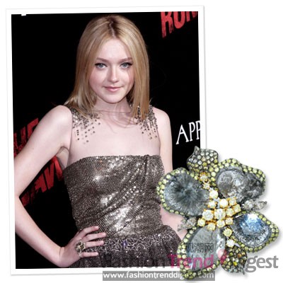 达科塔•范宁（Dakota Fanning）<br>
配饰：Lorraine Schwartz 15克拉花朵钻石戒指<br>
地点：The Runaways洛杉矶首映式<br>
点评：五彩花卉般的鸡尾酒戒指在银色珠绣礼服下显得格外耀眼。<br>
 