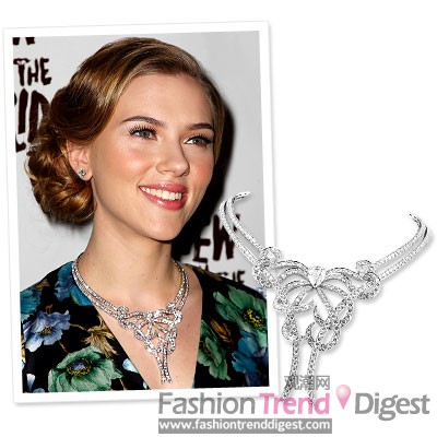 斯嘉丽•约翰逊（Scarlett Johansson）<br>
配饰：Cleef & Arpels 