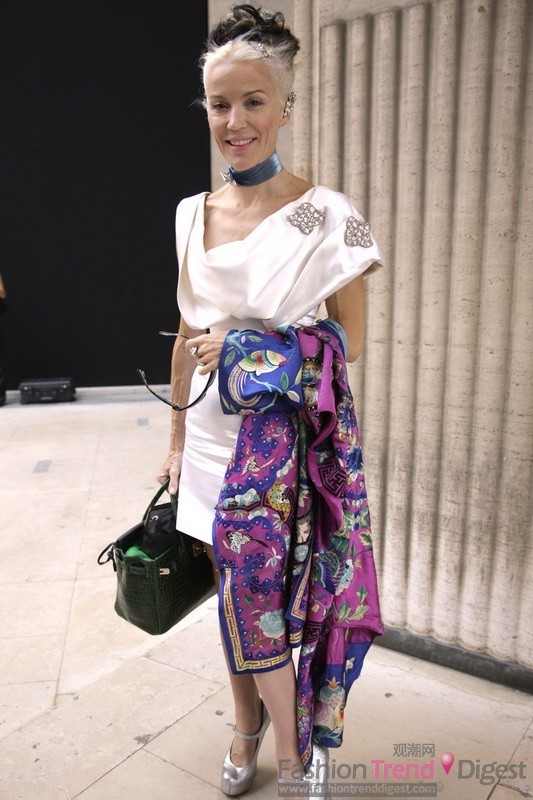 Giorgio Armani Privé<br>
英国名媛（Daphne Guinness）经典的白色丝绸礼服搭配民族印花披肩，体现出现代女性的怀旧风范。<br>
<br>
 