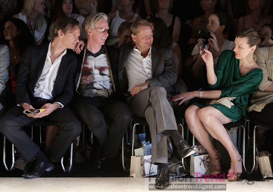 在Schumacher秀上Milla Jovovich为Anders Sundt Jensen (右), Philip Treacy (中), 还有她的同伴拍照 