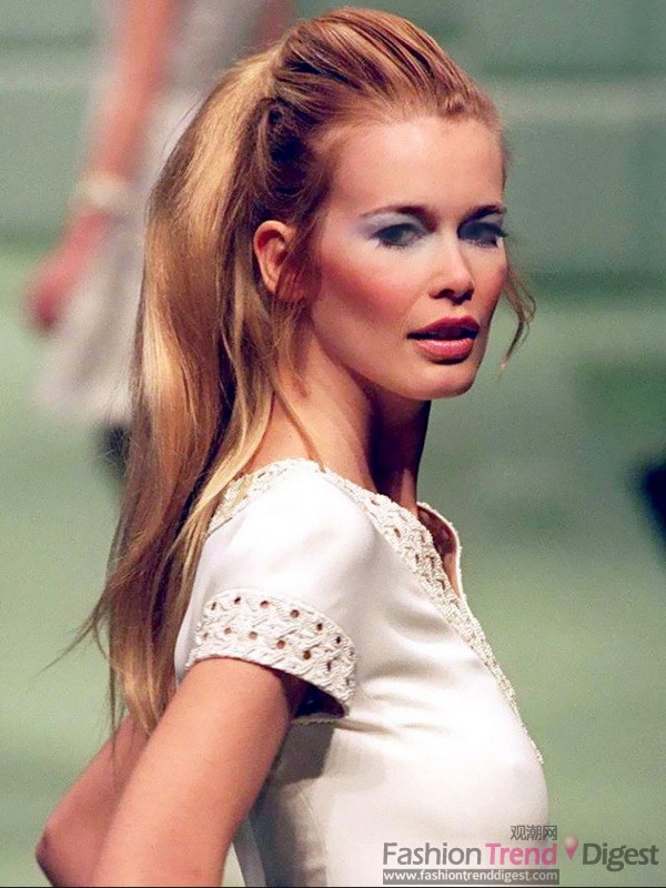 Claudia Schiffer（克劳蒂亚•雪佛）是法国的性感形象，她经常以一头蓬松的卷发，长而凌乱的马尾出现在跑道上。 