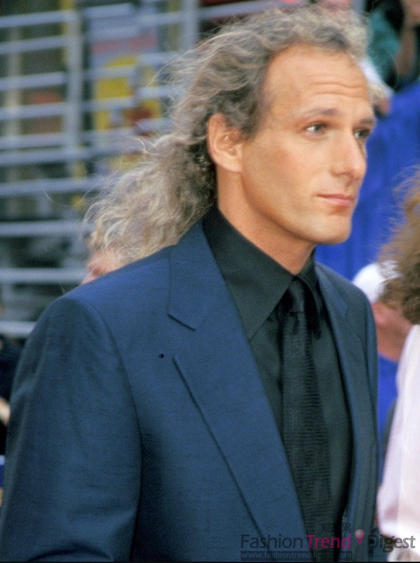 Michael Bolton（迈克尔•波顿）让他长长的马尾辫自由飞翔在“大力士”的首映式上。 