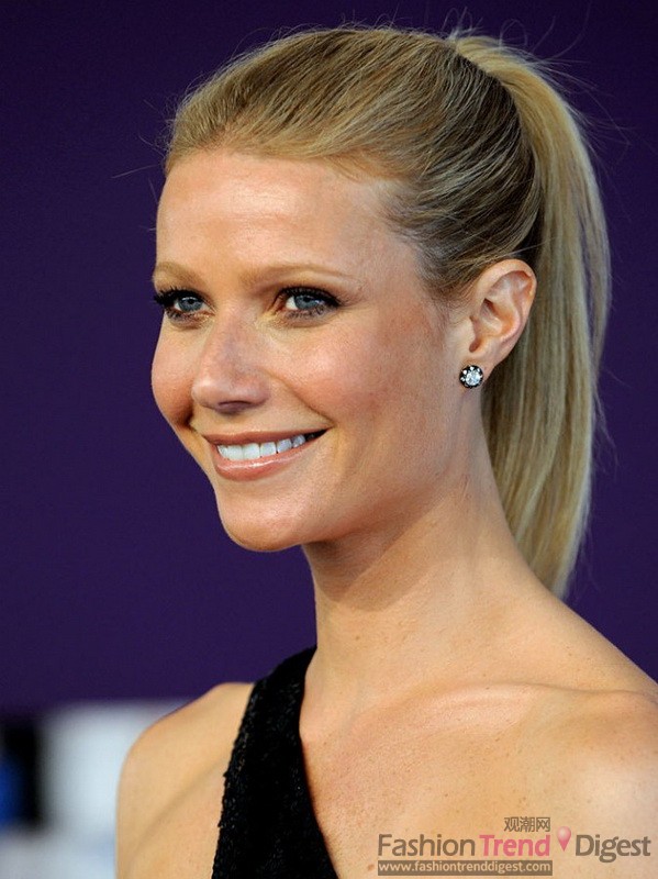 忽略她别致的单肩小礼服，Gwyneth Paltrow（格温妮丝·帕特洛）优雅高贵的马尾辫吸引了我们的视线。 