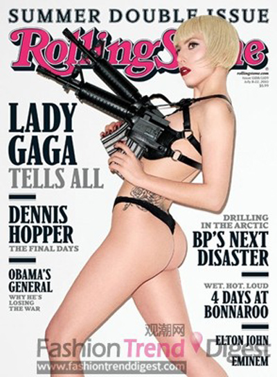 Lady Gaga登上Rolling Stone《滚石》的7月号封面，性感的黑色比基尼加上在手的机关枪，显得霸气十足，金色的短发BOB头给人一种狂野不羁的力量。 