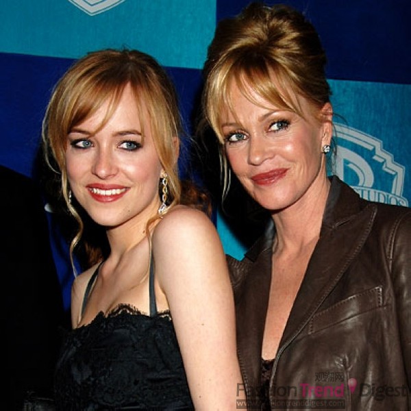 母亲：Melanie Griffith（梅兰妮•格莉菲丝）女儿：Dakota Johnson（达科塔•约翰逊）<br>
Melanie Griffith（梅兰妮•格莉菲丝）的女儿Dakota Johnson（达科塔•约翰逊）（她的父亲是男演员Don Johnson）跟随了家庭的传统变成了一位女演员：她的祖母蒂比海德莉（Tippi Hedren）是希区柯克的金发女郎之一并演出了《艳贼》、《群鸟》，她的母亲曾经因出演《Working Girl》而获奥斯卡提名。这只是Dakota Johnson（达科塔•约翰逊）的一小部分，她也同母亲一样是金球奖小姐。<br>
 