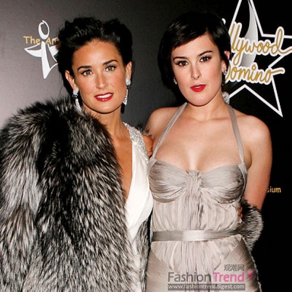 母亲：Demi Moore（黛米•摩尔）女儿：Rumer Willis（鲁默威利斯）<br>
Demi Moore（黛米•摩尔）是三个十几岁孩子的妈妈，她的老公也是知名的演员Bruce Willis（布鲁斯威利斯）。她的大女儿是19岁的Rumer Willis（鲁默威利斯），已经出现在很多电视节目和电影中，她非常感谢她的妈妈，她的妈妈黛米•摩尔也是最早的有着1000万美金片酬的女演员之一。<br>
 