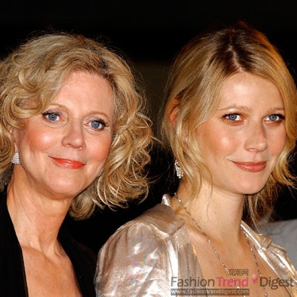 母亲：Blythe Danner（布莱思•丹纳） 女儿：Gwyneth Paltrow（格温妮丝•帕特洛）<br>
Gwyneth Paltrow（格温妮丝•帕特洛）成长于好莱坞的演艺世家。她的父亲Bruce Paltrow是一位知名导演，母亲Blythe Danner（布莱思•丹纳）是艾美奖影后。因此Gwyneth Paltrow（格温妮丝•帕特洛）变成奥斯卡影后也不会令人奇怪。母女俩曾经共同出演过一部叫做《瓶中美人》的英国电影。<br>
 