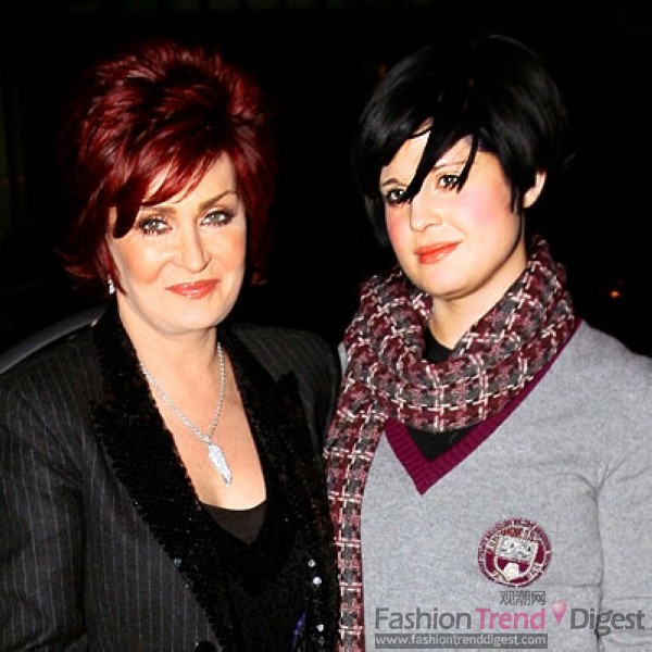 母亲：Sharon Osbourne（莎伦•奥斯本）女儿：Kelly Osbourne（凯莉•奥斯本 ）<br>
奥斯本家族她们的摇滚方式而臭名昭著：莎伦•奥斯本 (Sharon Osbourne) 是她老公重金属乐队的经理，她的女儿凯莉•奥斯本 (Kelly Osbourne) 将歌唱事业也当作生意。这对母女不止长得像，连有话直说的个性也很像！就连她们热爱的shopping都是！ 