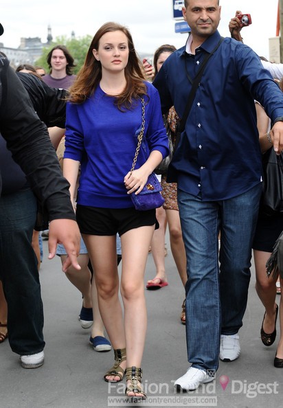 莉頓•梅斯特（Leighton Meester）<br>
清爽的藍(lán)色T恤搭配熱辣的黑色短褲，軍裝風(fēng)格的綠色綁帶涼鞋為其增色不少，將甜美與性感完美地融合在一起。<br>
<br>
《緋聞女孩》萊莉頓•梅斯特在法國巴黎的街拍<br>
 