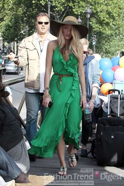 布萊克•萊弗利（Blake Lively）<br>
布萊克•萊弗利以一身搶眼的綠色及踝長裙出現在拍攝現場，層疊的花邊褶皺加上復古的寬檐帽，腳穿民族風的平底涼鞋，猶如上個世紀的名媛風范。<br>
<br>
《緋聞女孩》第4季在法國的時尚之都巴黎拍攝外景<br>
 