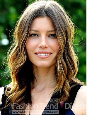 Jessica Biel(杰西卡•贝尔)<br>
大部分的女性比较喜爱容易打理的发型。飘逸有层次感的发型和多样的刘海造型。Biel的发型类似于 peekabo 造型将头发分式两边，自然摆在肩上，随性，自然<br>
 