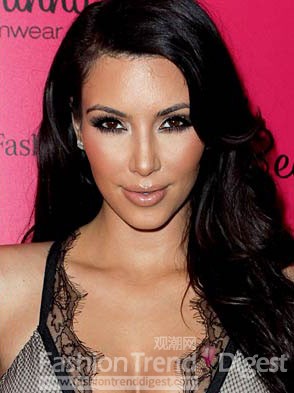 Kim Kardashian(金•卡戴珊)<br>
卡戴珊瀑布式的长发为单调的长发造型增添了不少层次和动感。上翘的刘海，有层次感的长发加上波浪的纹理使这种风格显得更时尚和现代<br>
 