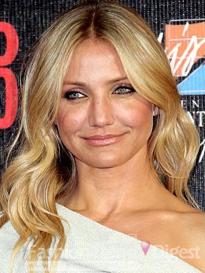 Cameron Diaz(卡梅隆•迪亚兹)<br>
金发碧眼的Cameron Diaz在聚光灯下使37岁的她看上去更为年轻。Diaz的发质比较稀薄，所以将头发通过堆积在顶部，并且加上波浪卷，让她看起来棒极了  <br>
 