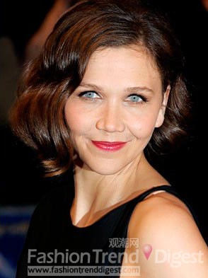 Maggie Gyllenhaal(玛吉•吉伦哈尔)<br>
BoB发型让Maggie Gyllenhaal看上去是那么时尚和新潮，Gyllenhaal 的个人造型师Mark Townsend告诉我们Maggie的头发是自然的波浪纹理的bob头，所以那些不太爱费心头发的妇女们都学习Gyllenhaal的发型风格就在意料之中了<br>
 