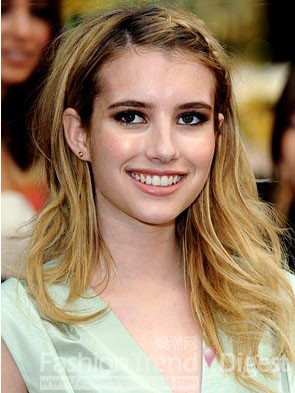 Emma Roberts(艾玛•罗伯茨)<br>
模特艾玛•罗伯茨最喜欢的2种发型就是这种发型，蜂蜜般的发色映衬出她那白皙的肤色，同样是偏分的造型加上额头上的小侧辫却给人不同的感受，是一款非常适合海边度假发型。<br>
 