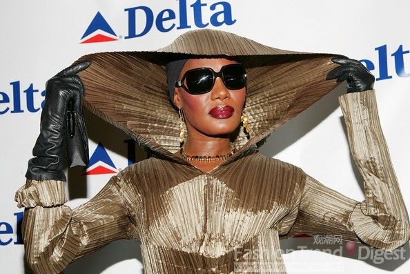 格雷斯瓊斯（Grace Jones）<br>
不論臺上臺下，迪斯科行家格雷斯瓊斯已經成了公認的時尚領軍人物，她那雌雄同體的時尚理念界定了80年代的時尚風格，就像現(xiàn)在Lady Gaga一樣對時尚界有著深遠的影響，更何況，她的平頭發(fā)型也影響了不同年代的年輕男人對發(fā)型的理解。<br>
 