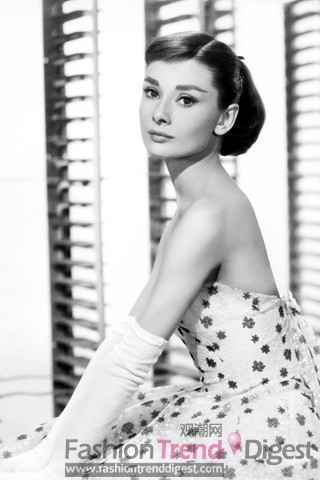 《甜姐儿》, 1957<br>
主演：奥黛丽.赫本（Audrey Hepburn）和弗雷德•阿斯泰尔（Fred Astaire）<br>
<br>
风格：于贝尔•德•纪梵希 (Hubert de Givenchy)又再次使用了他的商标，但是它并不是奥黛丽.赫本唯一热爱的礼服品牌。另外你还可以发现在她脖子上的配饰和脚下的平底鞋都是奥黛丽.赫本经典时尚的一部分。<br>
 