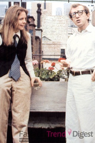 《安妮霍尔》, 1977<br>
主演：黛安娜•基顿（Diane Keaton） 和伍迪•艾伦（Woody Allen）<br>
<br>
风格：《安妮霍尔》是现代浪漫喜剧的一典范,对後世影响极为深远.它混合现实和超现实场景的手法对後世的电影和电视剧都有很大影响；剧中的背心，Ralph Lauren的领带，软帽，男士衬衫，都成为80年代的时尚服饰。<br>
 