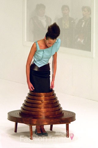 Hussein Chalayan'家具'裙摆 <br>
2000年秋冬时装秀上，Hussein Chalayan品牌设计师Chalayan为模特设计出一款未来风格的裙子，把家具的结构感和衣服完美地融合在一起，虽然看起来很酷，但是硬硬的材质肯定穿起来不是那么舒服。<br>
 