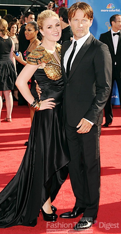 20. Anna Paquin and Stephen Moyer<br>
礼服：Alexander McQueen<br>
<br>
《真爱如血》(True Blood)女性安娜-帕奎因穿了一套十分霸气的衣服来艾美奖，埃及风格的肩部设计和拖地黑色长裙十分有女王气息，但是在帕奎因身上，整套衣服就显得十分累赘，与她的气质十分不相配<br>
 