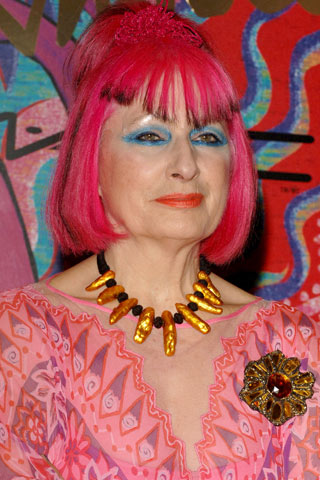 Zandra Rhodes：出自皇家艺术学院，在1969年第一次进入Vogue，她仍在继续前进带着她的紫红色头发。 