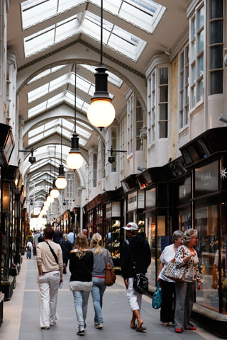 Burlington Arcade：那里有一个老恶作剧的鬼叫做Percy，穿梭在商店橱窗中。世界上一些著名的让人向往的首饰店都在那里。 