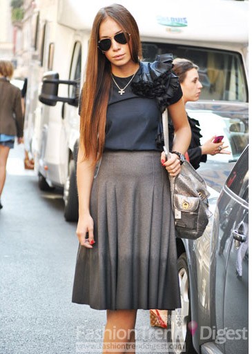 13. 渐进色调的过膝长裙可能有点突兀，不过中性色的灰色很好地平衡了这一点，再加上独特的肩部花苞点缀，显出几分摇滚女孩的味道。 