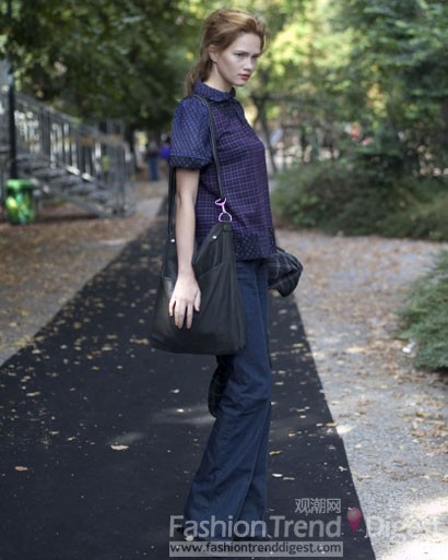 15. 深色的格子衬衫搭配深蓝色的牛仔裤，让我们顿时想到沉闷的深秋。 