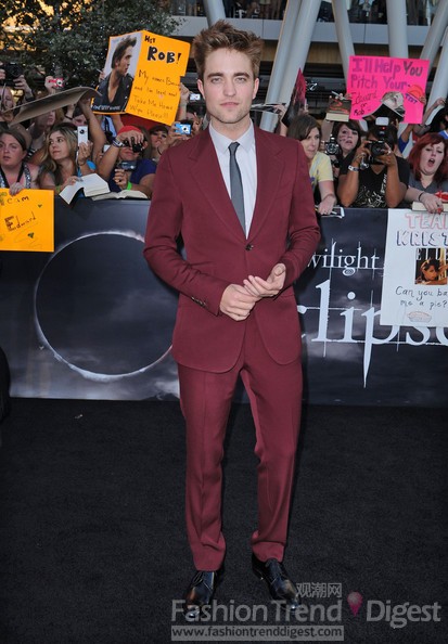 3. 罗伯特•帕丁森 (Robert Pattinson)<br>
或许是因为饰演吸血鬼，罗伯特•帕丁森 (Robert Pattinson)喜欢略带复古的造型，凌乱的头发带着轻松的英式风格。<br>
 
