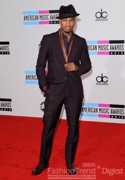 5. Ne-Yo<br>
嘻哈天王Ne-Yo，黑色礼帽搭配棕色丝巾的装饰为整身的西服增加了重点。而且这也正符合美国式的嘻哈风格。<br>
 