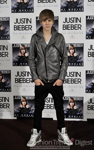8. 贾斯汀•比伯 (Justin Bieber)<br>
90后当红的年轻正太歌手贾斯汀•比伯 (Justin Bieber)，穿衣有点嘻哈风，但是又自成一派，当然最值得一提的是他的发型设计，他带动了男星的发型革命。<br>
 