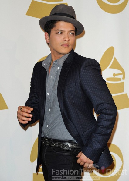 11. Bruno Mars<br>
Bruno Mars曾一度将蕾哈娜挤出排行榜第一，但是衣着就没有蕾哈娜那么标新立异了，正装是他的主打路线，平时街拍也不过T恤牛仔裤多顶小礼帽而已。<br>
 