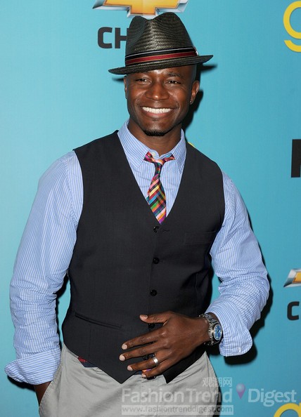 12. Taye Diggs<br>
身为男星泰•迪格斯（Taye Diggs）在红毯总人让人眼前一亮，他不喜欢把自己搞的很严肃，所以他总是带来轻松欢快的搭配，是的他就是很喜欢运用颜色。<br>
 