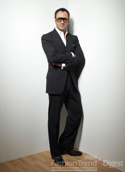 13. 汤姆•福特 (Tom Ford)<br>
汤姆•福特 (Tom Ford) 作为设计大师在穿衣上也是很有自己的标准与风格。可能没有人比他更了解时尚，而他本身就是多面手，时装、电影样样涉及。在穿衣上更注意细节，或是经典的摇滚风，或是粉色西装，他都能信手拈来。<br>
 