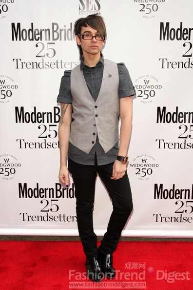 15. 克里斯蒂安•西里亚诺 (christian Siriano) <br>
《天桥骄子》“小C”带来的克里斯蒂安•西里亚诺 (christian Siriano)，他同样有自己的穿衣风格，他是一位设计师，推出的服装系列也相当成功，。