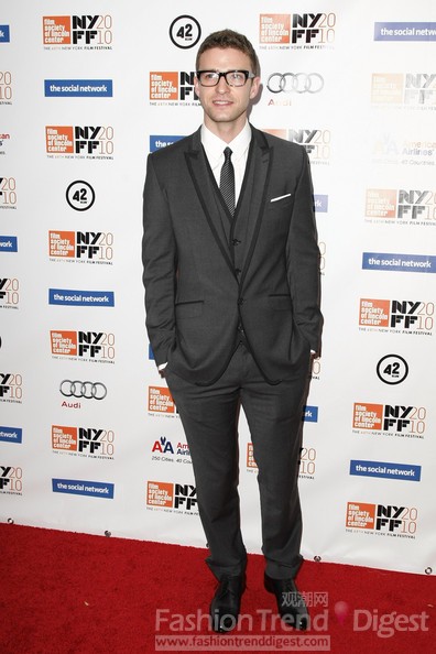 16. 贾斯汀•汀布莱克 (Justin Timberlake)<br>
贾斯汀•汀布莱克(Justin Timberlake)从童星偶像到好莱坞男星的顶梁柱，别致的穿衣风格在于他的一副框架眼镜成了他熟男的标志。而且他还是个潮人，怎么说呢？他热衷混搭风格，就算是穿西装也可以配上一双板鞋。<br>
 