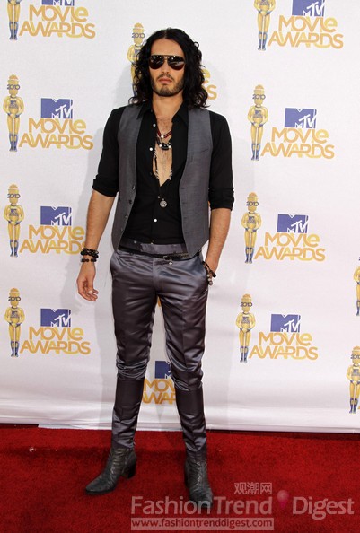 20. 拉塞尔•布兰德(Russell Brand)<br>
作为凯蒂•佩里（Katy Perry）的老公，拉塞尔-布兰德（Russell Brand）远没有老婆出名，作为一名娱乐节目主持人，Russell Brand的穿衣风格有时候透出一种谐星的感觉，有时候又是摇滚风。<br>
 