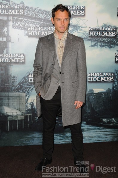 17. 裘德•洛(Jude Law)<br>
性感熟男裘德•洛(Jude Law)的穿衣风格永远带着英伦范儿，是的，因为他就是个英国人，围巾、风衣成了必备品，让人总有一种福尔摩斯上身的感觉。<br>
 