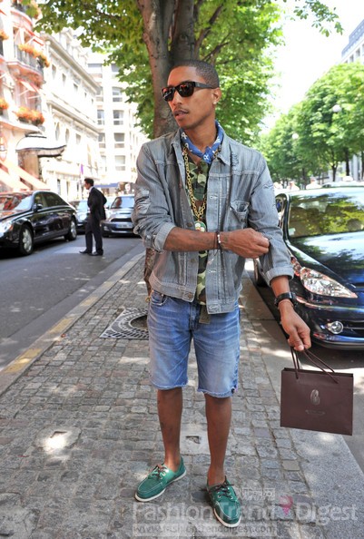 22. Pharrell Williams<br>
Pharrell Williams是一位音乐歌手，他的穿着如同他的音乐一样嘻哈，他的着装也一直都是强调着自己的风格，出街的他会穿上休闲的牛仔短裤、牛仔夹克、休闲鞋，而红毯上的他会穿的像一位绅士一般，我们期待他更精彩的穿搭吧！<br>
 